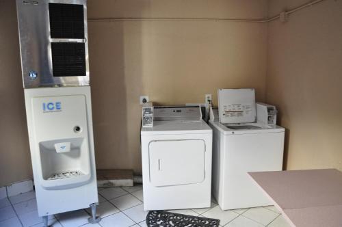 a room with two washer and dryers in a room at Motel 6-Little Rock, AR - Airport in Little Rock