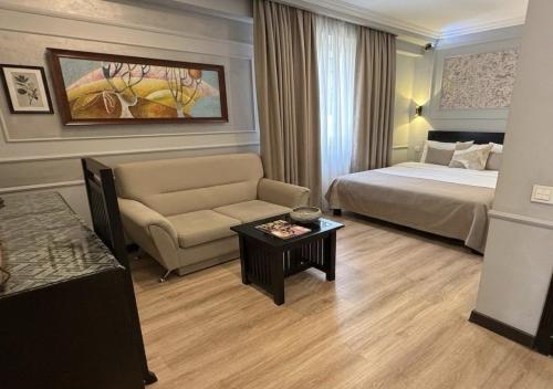 Llit o llits en una habitació de Vitrage City Hotel Baku