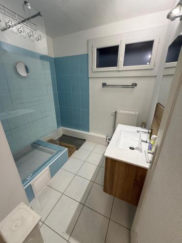 a bathroom with a sink and a shower and a tub at Les 3 Pigeons in Narbonne