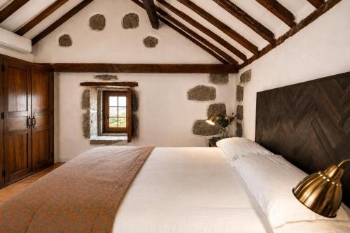 a bedroom with a large bed and a window at Casa Luna - Agüimes in Agüimes