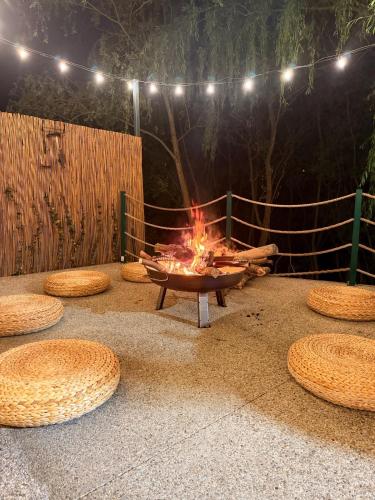 a fire pit in a backyard at night at Cabana Pescarului in Corabia