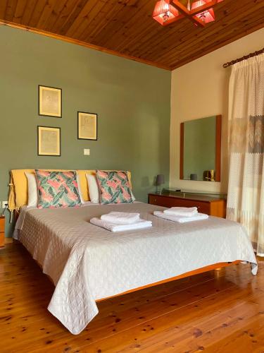 a bedroom with a large bed in a room at Rodi House in Lygia