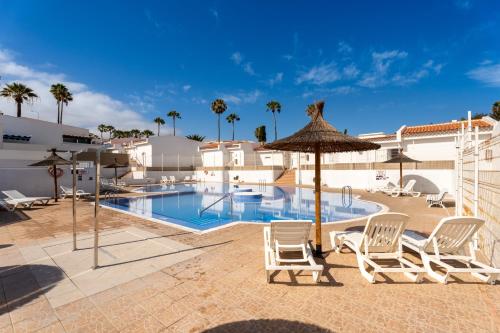 Aqua Garden Villa - Spacious 3-Bedroom Holiday Home with Terrace, BBQ & Pool Access in Costa Adeje