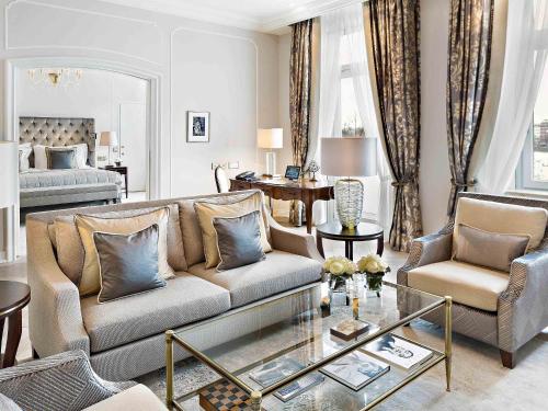 Fairmont Hotel Vier Jahreszeiten — Photo of the whole room