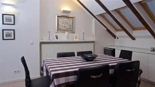 jadalnia ze stołem i krzesłami w obiekcie Xaver Luxury Apartments w Zagrzebiu