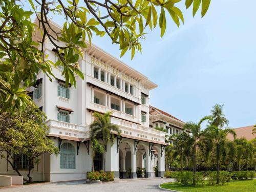 Raffles Hotel Le Royal — Property building