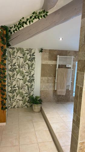 a room with a wall with a plant on it at Maison de ville exceptionnelle in Carpentras