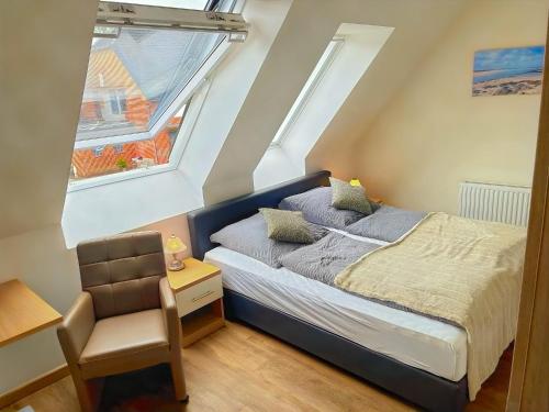 a small bedroom with a bed and a chair at Alpenstube Ockholm in Ockholm