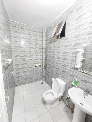 a bathroom with a toilet and a sink at Horizon Bleu Cozy prés de la Plage avec Balecon in Dakar