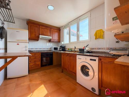 a kitchen with a washing machine and a washer at The Skyline in Grao de Castellón