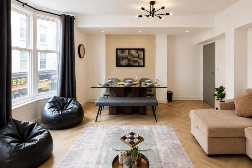 a living room with a table and a couch at Luxe By The Sea - Luxury in the Centre of Brighton - Aparthotel - 3 Beautiful Apartments - Penthouse Available in Brighton & Hove