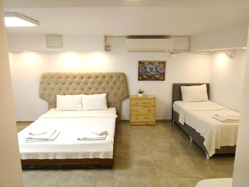 two beds in a room with two beds sidx sidx sidx sidx at Amber Butik Otel in Çeşme