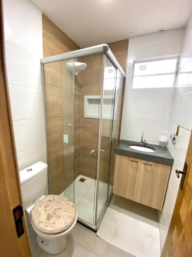 a bathroom with a shower and a toilet and a sink at 302 · 302 2qtos Encantador com garagem grátis in Belém