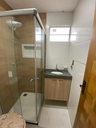 a bathroom with a shower and a sink at 302 · 302 2qtos Encantador com garagem grátis in Belém