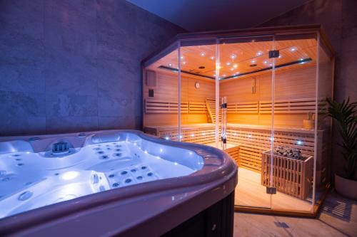 ein großes Badezimmer mit Badewanne in einem Zimmer in der Unterkunft BELROS Hotel in Trenčín