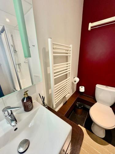 a bathroom with a white sink and a toilet at Studio lumineux et climatisé avec parking gratuit - Tramway devant la résidence - appartement 114 in Grenoble