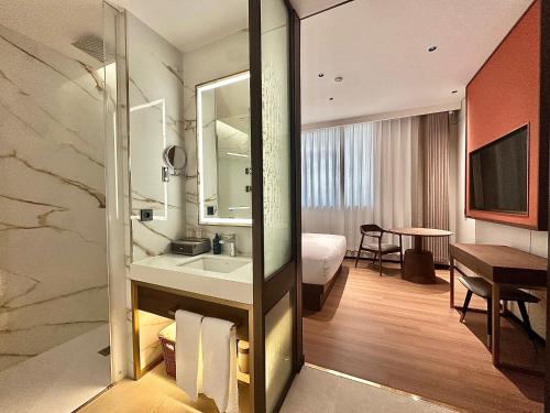 a bathroom with a sink and a mirror at Hotel Hualton in Alcobendas