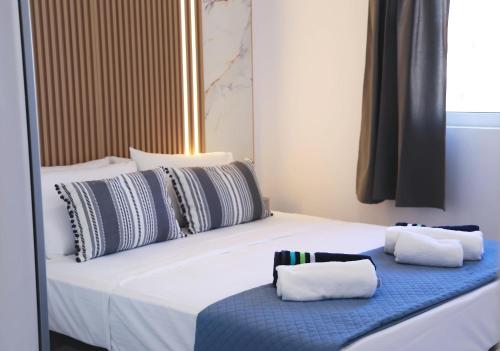 a bed with white sheets and pillows in a room at Apartment Simply 206 in Gázion