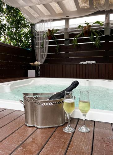 a bird sitting in a tub with two glasses of wine at Nova Pousada dos Chás in Florianópolis
