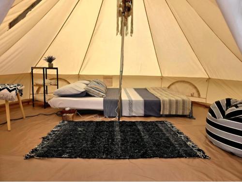 a bedroom with a bed in a tent at Kama Retreat in Kerpenyest