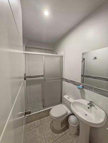 a bathroom with a toilet and a sink at Casa Mi Perú in Urbanizacion Buenos Aires