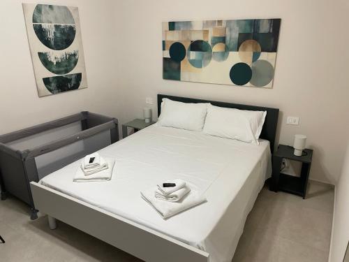 a bedroom with a bed with two towels on it at DomuS Miniato in San Miniato