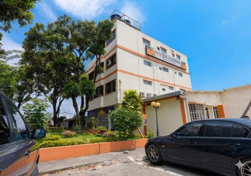 a black car parked in front of a building at Hotel de Alborada - Cerca Del Aeropuerto in Guayaquil
