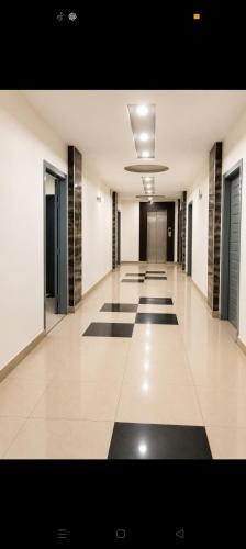 an empty hallway with black and white tile floors at BHM Faraz hotel in Theri Sānsi