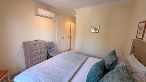 Stunning 2-Bed, Panoramic Views in Puerto Banús