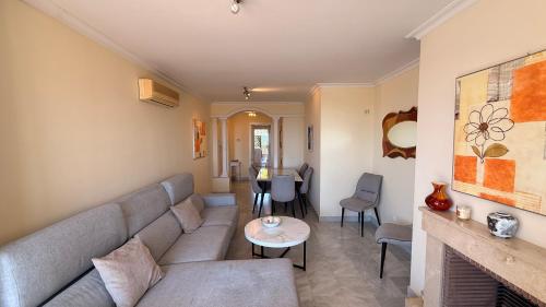 Stunning 2-Bed, Panoramic Views in Puerto Banús