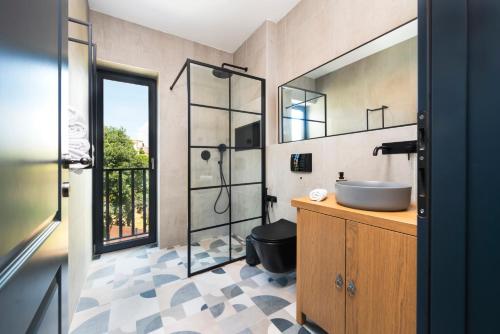 a bathroom with a sink and a shower at Ombra in Bale