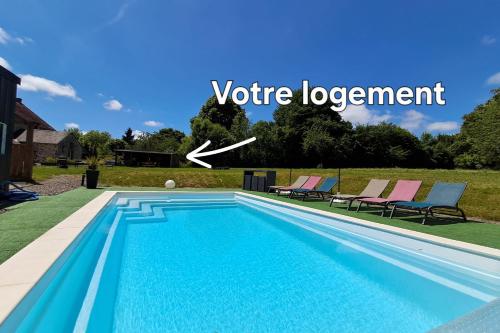 a pool with two chairs and a sign that reads vote government at Le Chalet du Lâcher-Prise in Éguzon-Chantôme
