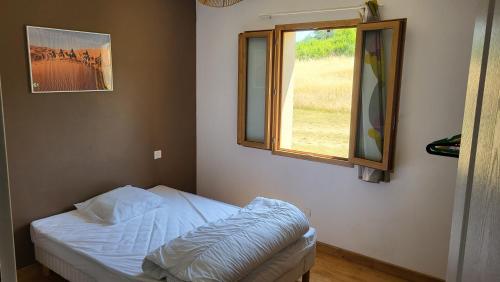 a small bedroom with a bed and a window at Belle Villa 160 in Blars