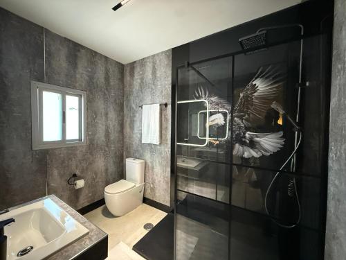 ein Badezimmer mit Dusche, Toilette und Waschbecken in der Unterkunft Hotel Reset in Madrid
