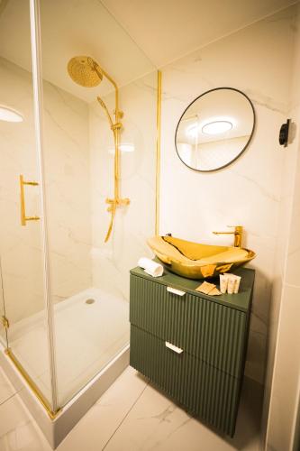 ein Badezimmer mit Dusche und einer Banane auf der Ablage in der Unterkunft Skyview Glamping Jacuzzi , Sauna in Ludwinów