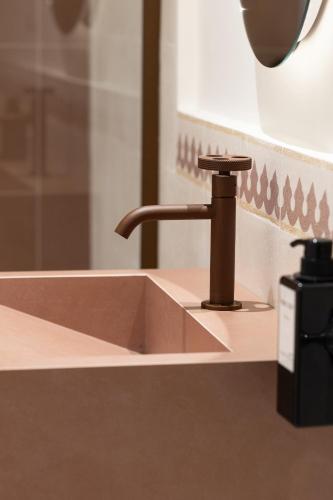 a kitchen sink with a copper faucet at Palazzo Settanta in Catania