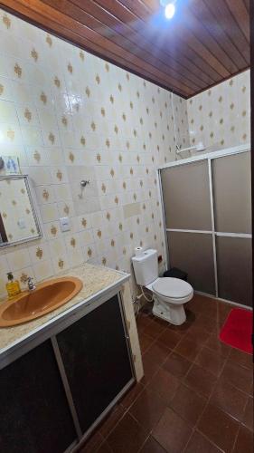 a bathroom with a sink and a toilet at Casa em Salinas in Salinópolis
