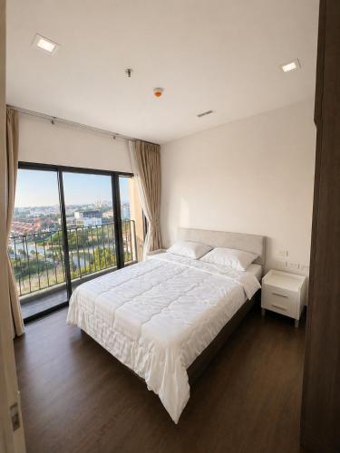 a bedroom with a large bed with a large window at Infinity Pool at Pattaya Posh in North Pattaya