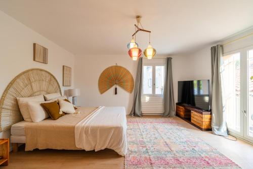 Villa with Sea View, Terraces & Private Garage