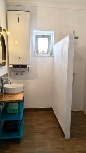 a bathroom with a sink and a mirror at Alentejo Colours Cano in Cano