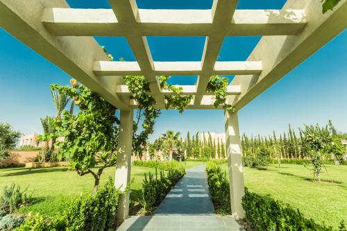 Um jardim em Villa Babastay Marrakech, Piscine Chauffée & Jacuzzi, 20 min de Marrakech