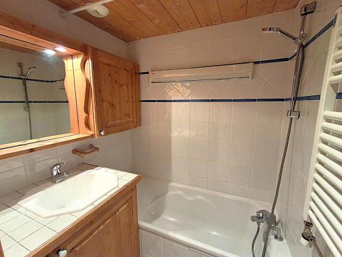 Appartement 3 pièces pour 6 à Méribel Village, accès piscine et Wi-Fi - FR-1-411-406