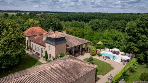 an aerial view of a house with a swimming pool at La Demeure du Bord'Ô in Lagruère