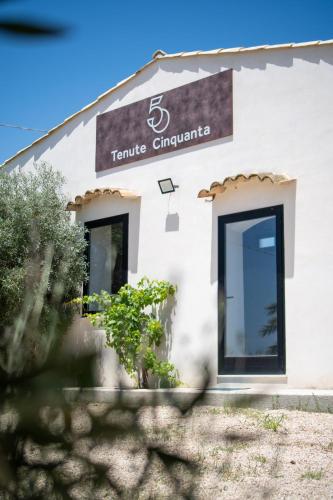 a building with a sign that reads temple chiropractor at Tenute Cinquanta in Menfi