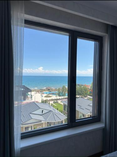 a window with a view of the ocean at Novel Hotel&Apartaments in Korumdy
