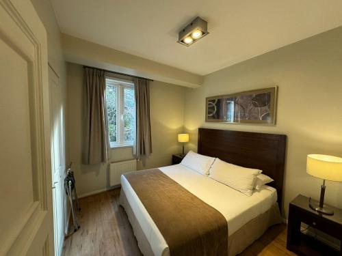 a bedroom with a bed and a window at Lastarria Aparts in Santiago