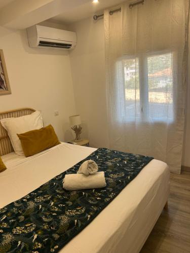a bedroom with a bed with a towel on it at Charmant appartement à Ajaccio in Ajaccio