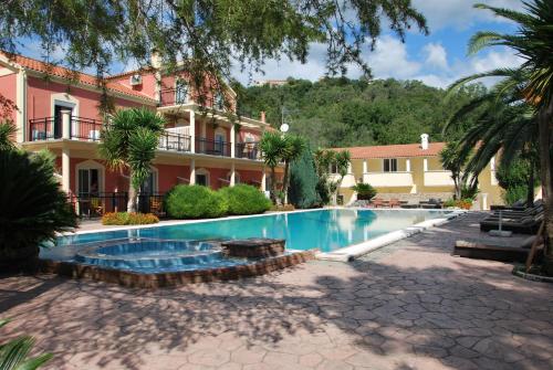 uma piscina em frente a uma casa grande em Corfu Pearl em Liapades
