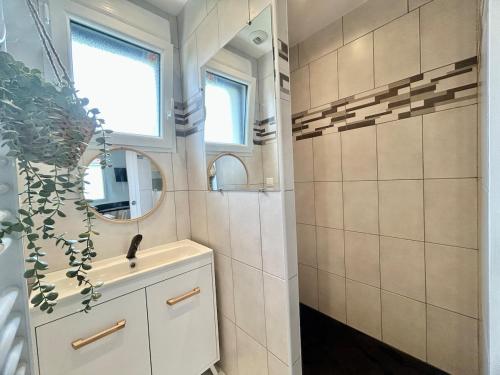 a bathroom with a sink and a mirror at Escapade Gîte Seryse in Châtillon-sur-Broué