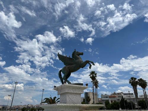 a statue of a horse on a pedestal at Sisifou Apartment in Korinthos